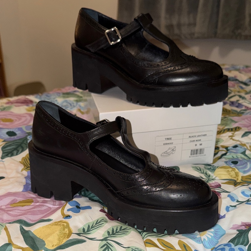 La Canadienne Chunky T-Strap Platform Mary Jane in Black size 9